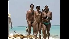 Culo nudo di adolescente nudista nudo sulla spiaggia pubblica