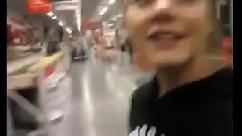 Adolescente arrapato che succhia in un negozio pubblico