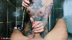 Tattoed babe pompino falli enormi e facciale sotto la doccia